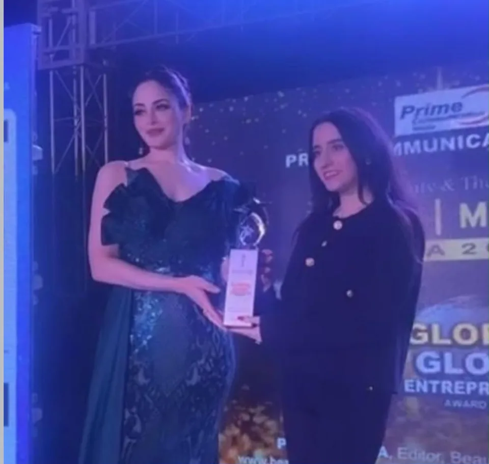 Sukoon Malhotra receiving her entrepreneur award from Zoya Afroz